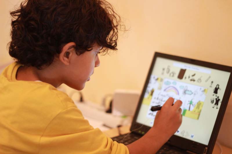 Junge zeichnet am Bildschirm einen Cartoon